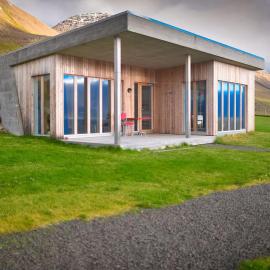 Súlur Nollur - Architect-Designed House with Fjord View and Hot Tub、アークレイリのホテル