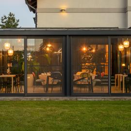 Willa Magnolia - pokoje i apartamenty - rowery - plac zabaw MONTESSORI - basen - pokój zabaw, hôtel à Jantar