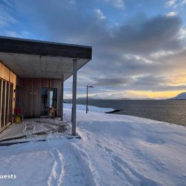Súlur Nollur - Architect-Designed House with Fjord View and Hot Tub: Akureyri'de bir otel