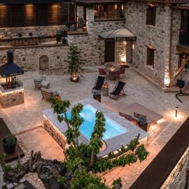 La Villa de Madeleine - Stone Villa with outdoor hot tub in Arcadia, Peloponnese، فندق في Áyios Ioánnis