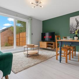 2 Bedroom House with Fast WiFi and Free Parking Close to Rugby Town, hotel in Rugby