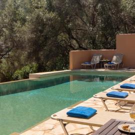 Villa Amoudia - Luxury Villa right on the beach with Private Pool