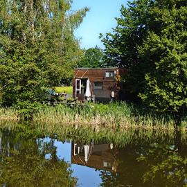 Tiny House am Naturteich mit Terrasse & Kamin - für bis zu 5 Personen - Für Kurzentschlossene, hotel a Großharthau