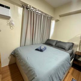 Lj's All-New Studio Getaway Near Airport, hotel sa Gun-ob