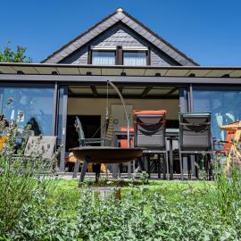 Casa Eifel - Ferienhaus in Bleialf mit lateinamerikanischer Seele für bis zu 7 Personen - mit Garten, Terrasse, Wintergarten, Spielzimmer für Kinder - Hunde willkommen, hotell i Bleialf
