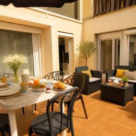 Grand appartement 4 chambres - grande terrasse - Cergy Centre、セルジーのホテル