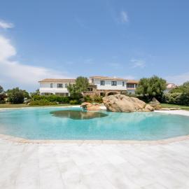 Hotiday Baja Sardinia Saline, hotel din Baja Sardinia