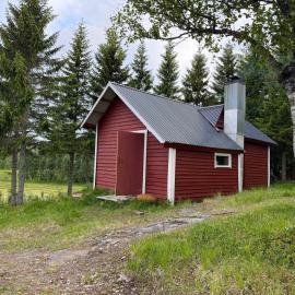 Rustic Cabin in Nature Outhouse & Wood Stove، فندق في Lavangen