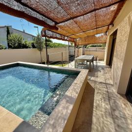Villa neuve avec piscine et confort moderne 3 étoiles โรงแรมในมงเตลิมาร์