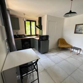 Small house in Sèvres – hotel w mieście Sèvres