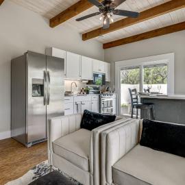 Hot Tub & Fire Pit! Texas Wine Country Retreat, hotel in Fredericksburg