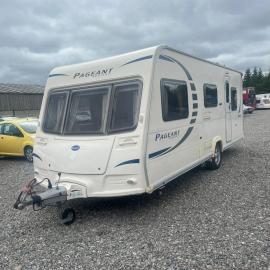 Spacious caravan near the beach, hotel i Himarë