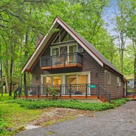 A-Frame Retreat - Hot Tub Fire Pit & Fireplace, hotel in Locust Lakes Village