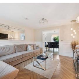Modern 4BR Home - Free Parking - Sleeps 6 - Garden