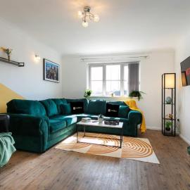 Spacious 5 Bed House - Gloucester - Sleeps 10