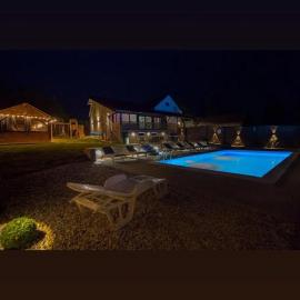Natura Lux Holiday House with Pool and Jacuzzi, hotell sihtkohas Veliko Trojstvo