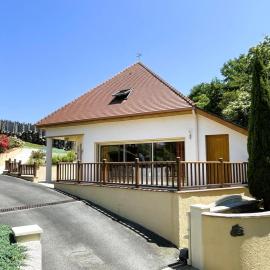 Maison Zen familiale avec clim, jardin et terrasse, Hotel in Coarraze