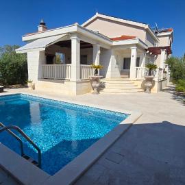 Luxury Family Villa Maslina with Pool -Šolta Island near Split, hotel in Nečujam