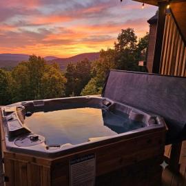 Twilight Timber at Saluda Mountain Retreats, hotel a Saluda