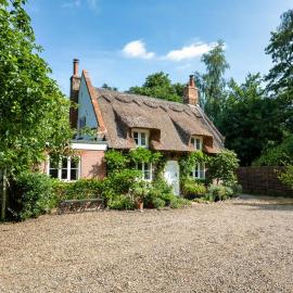 Tranquil Broads Cottage with Inglenook Fireplace, hotel en Neatishead