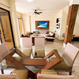 Luxury Beach House 5 Bedrooms Private Pool & BBQ, hotel sa Punta Blanca