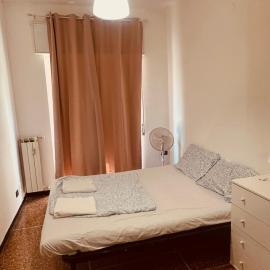 Private Room near City Center Shared Bathroom, hotel a Gènova