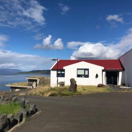 Loft House Fnjóská with Geothermal Hot Pot, Panoramic Window & Fjord View - by Nollur: Akureyri'de bir otel