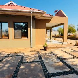 Spacious 3-Bedroom Self-Catering House, Sleeps 6 - Airport Road - Livingstone