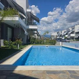 Green Almond Garden Apartments، فندق في Orfánion