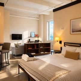 Westown Studio Apt Near Fiserv, Baird, and Theater District