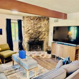Home in Yosemite-Brookside Cottage-Sleeps 10, hotel in Yosemite West