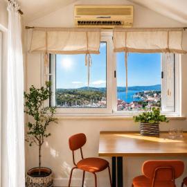 New Stylish Sea View Apartment Milna, hotell sihtkohas Milna