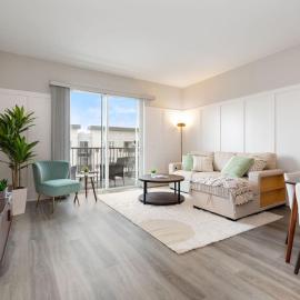 Warrenville Resort Style Apartments Near Downtown with Pool, Free Parking, Gym, Sauna & More