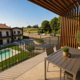 Luxury Flat with Terrace in Residence with Pool, hôtel à Affi