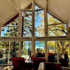Surreal Feel Lakeview Chalet