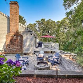 Minutes Away From the Best Beaches in Cape Cod!, hotell i South Dennis