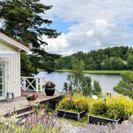 Lakeside Cabin with Panoramic Views
