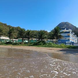 Apartamento Dois Quartos Frente para o Mar e Piscina Village das Ondas, khách sạn ở Piúma
