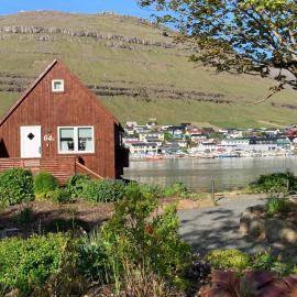 Waterfront Cabin in Klaksvik with Harbour Views, hotel a Klaksvík