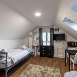 Downing Room -20 mins walk to centre, Private bathroom, kitchen available, Smart TV