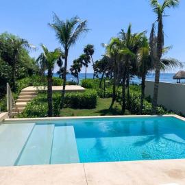 Chic Beachfront Condo Ocean View Rooftop Pools, ξενοδοχείο σε Akumal