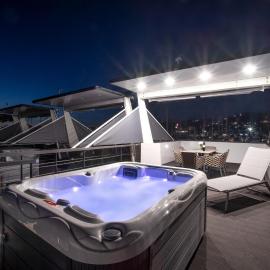 Dreamy houseboat by the sea with terrace and hot tub, hotel i Portorož