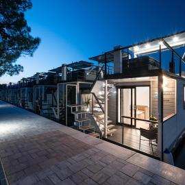 Dreamy houseboat by the sea with terrace and hot tub, hotel i Portorož
