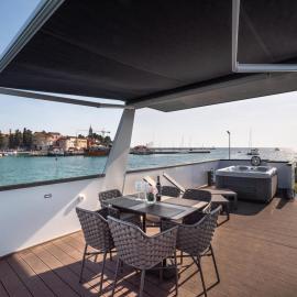 Houseboat with rooftop whirlpool in Novigrad
