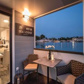 Dream houseboat with sea view and hot tub