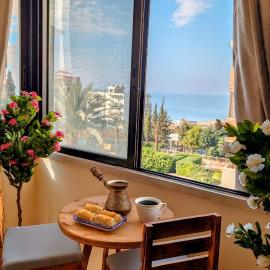 Sea Breeze Luxury Apartment-Matal Al Azraq-Tripoli, hotel in Tallat Mīshāl