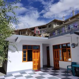 Nako Heights Homestay, hotelli kohteessa Nako