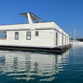 Dream houseboat with sea view and hot tub