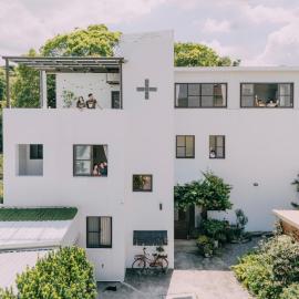 Tree House Café & Homestay, hotelli kohteessa Tongluo