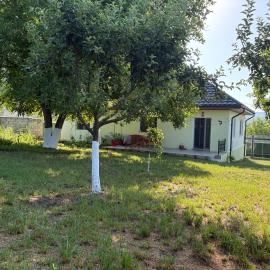 Peaceful Studio Retreat in Lozova - Your Private Garden Escape authentic Moldovan village experience, hotel Lozova városában